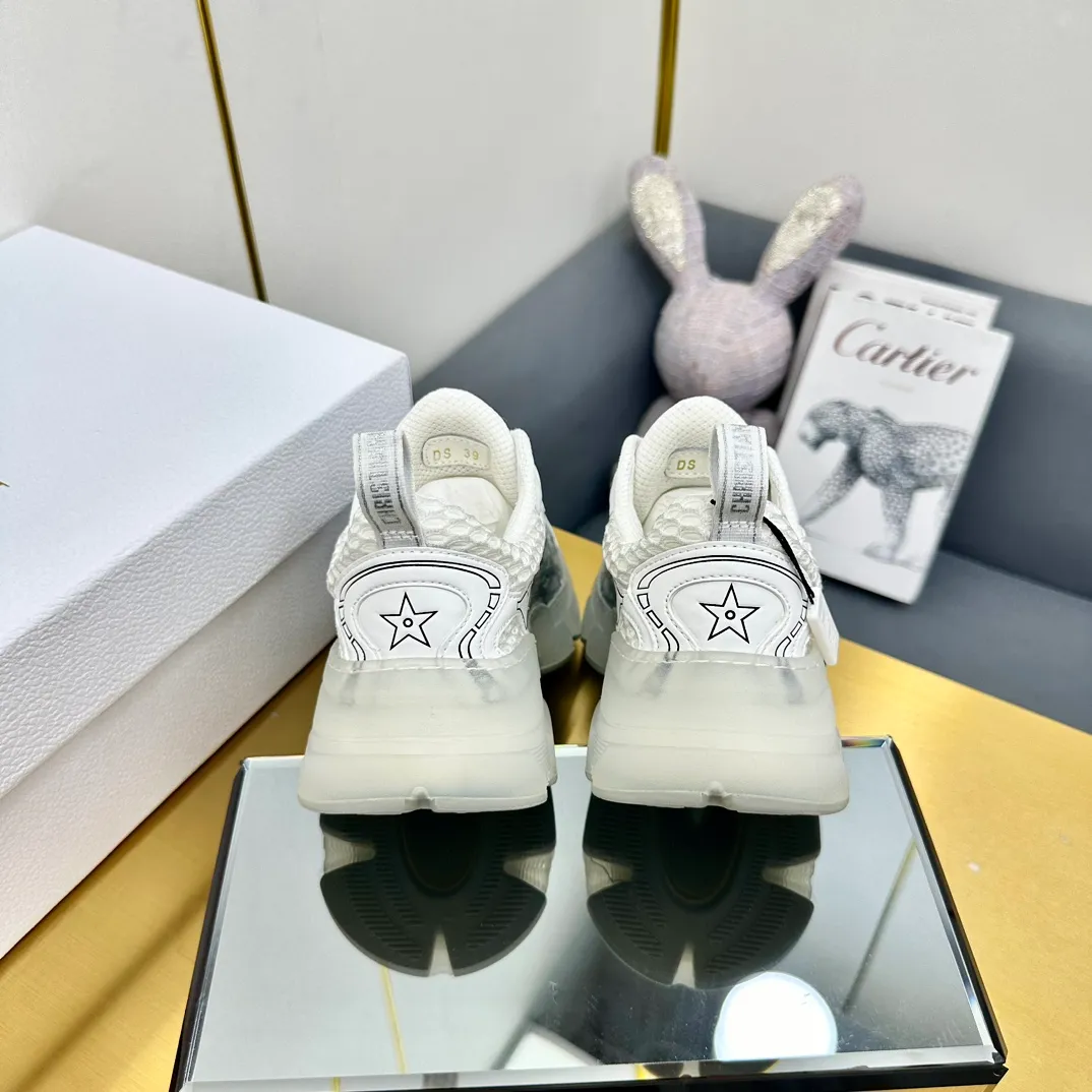 👟👟Ex-factory price 700👟👟 Top version 🌟🌟Dior 2024 spring and summer catwalk new style Vibe iconic fashion modern sports dad shoes CD letter logo Oblique printed pattern lace-up color-blocking thick-soled running shoes Stars' same jelly color casual women's shoes The top high-end version on the market Material: The upper is made of special technology with mesh fabric spliced with metal cowhide + environmentally friendly breathable fabric lining + original molded Tpu combination outsole. Bottom thickness: 4CM Size: 35-40 standard code (34.41 customization is not returnable)